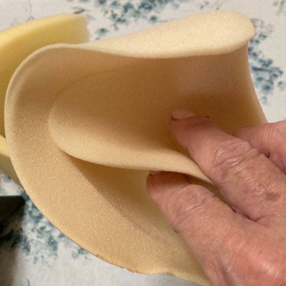 Off white and Black Shoulder Pads - Picture 3 of 6